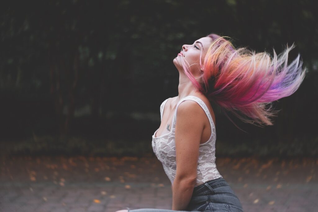 ontdek de nieuwste haarkleurtrends voor 2023! van levendige kleurtinten tot natuurlijke balayages, vind de perfecte look die bij jouw stijl past. laat je inspireren door de laatste technieken en kleuren die je haar laten stralen.