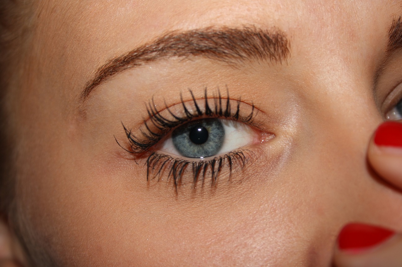 ontdek onze waterproof mascara die de hele dag houdt, zonder uit te lopen! perfect voor een stralende look, zelfs tijdens de meest emotionele momenten of natte omstandigheden.