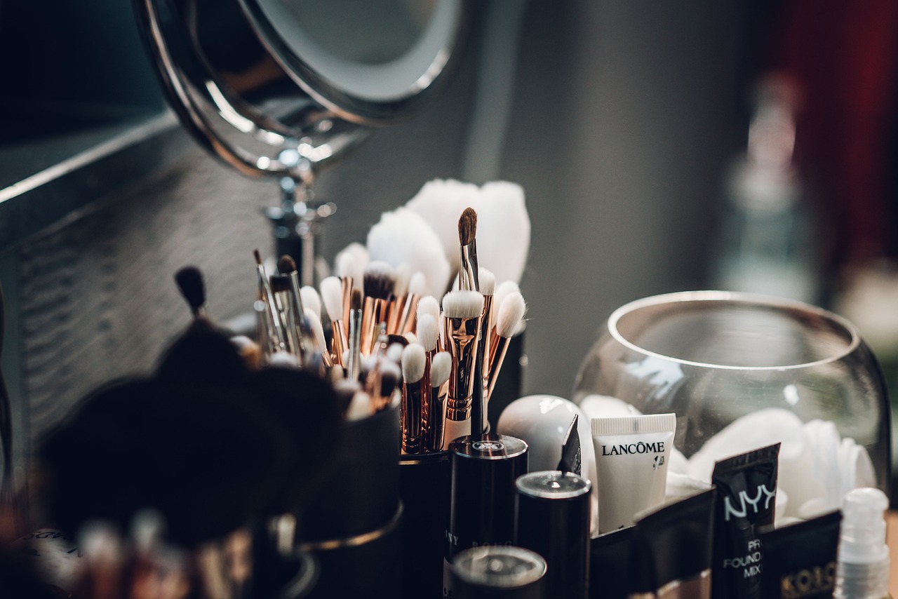 ontdek de wereld van make-up: tips, trends en technieken voor een stralende look. leer hoe je jouw schoonheidsroutine kunt verbeteren met de beste producten en advies.