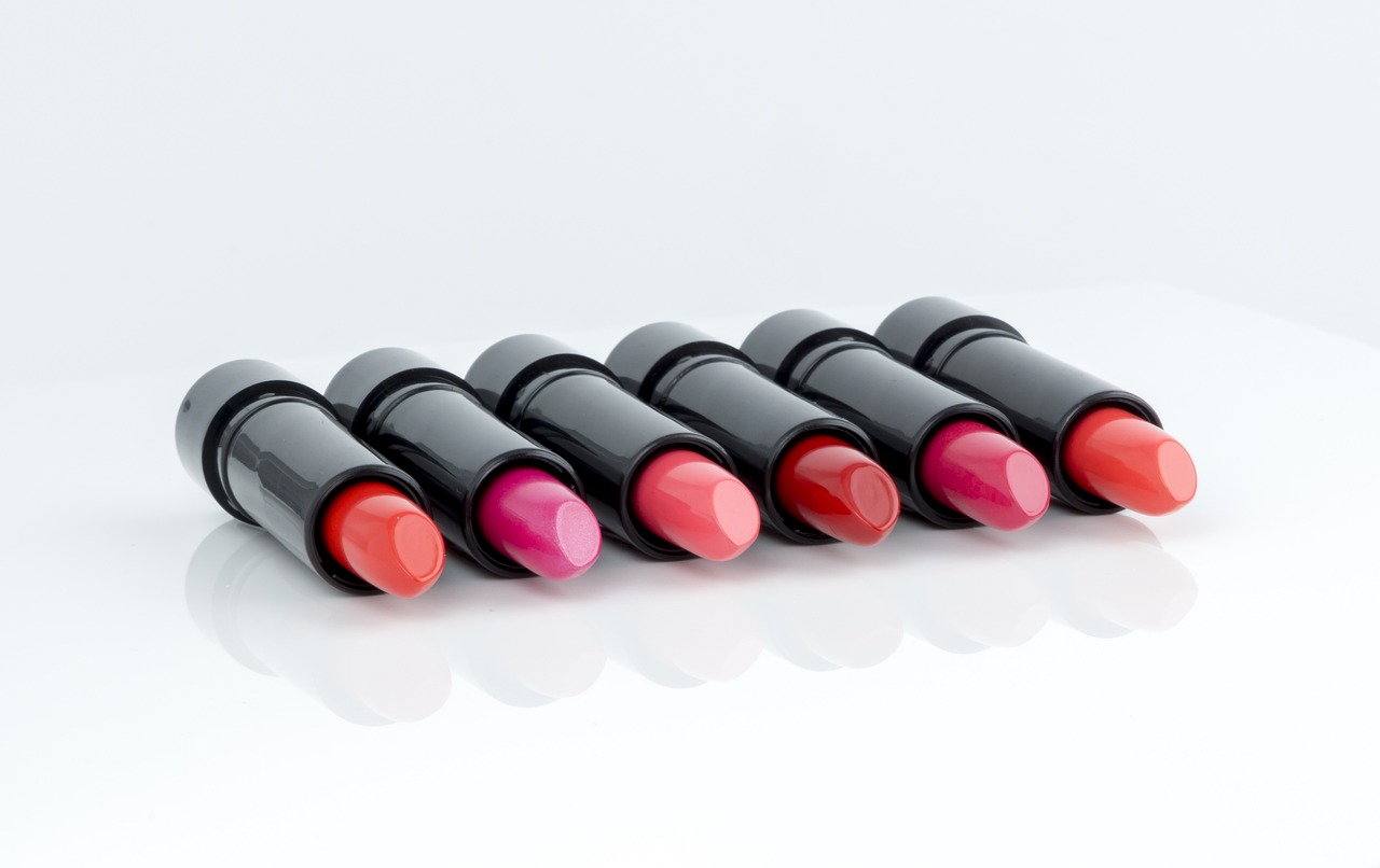 ontdek onze hydraterende lipsticks die je lippen verzorgen en een vleugje kleur geven. geniet van langdurige hydratatie en zachte, stralende lippen met onze zachte formules. perfect voor elke gelegenheid!